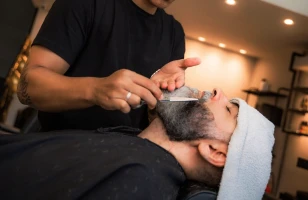 Barba com navalha e toalha quente na The Barbers Aju, Aracaju