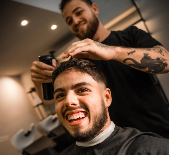Barbeiro finalizando o corte masculino em cliente na The Barbers Aju, Aracaju