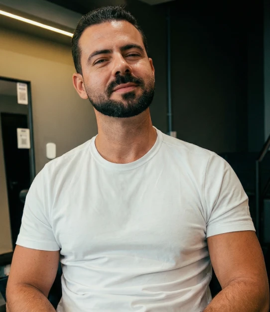 Cliente com corte e barba alinhada na The Barbers Aju, barbearia em Aracaju