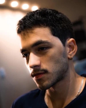 Corte masculino com acabamento natural na The Barbers Aju, Aracaju