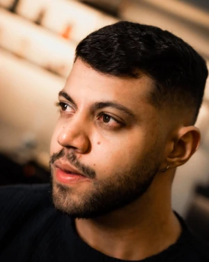 Corte masculino com degradê e acabamento na The Barbers Aju, Aracaju